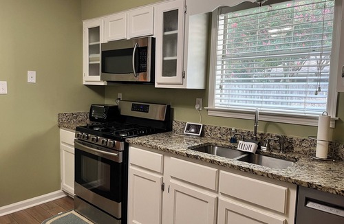 University District House | Spacious 4-bedroom house in charming Memphis with AC, WiFi