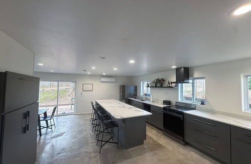 Oakley House | Spacious 5-bedroom house with AC, WiFi in welcoming Asheville