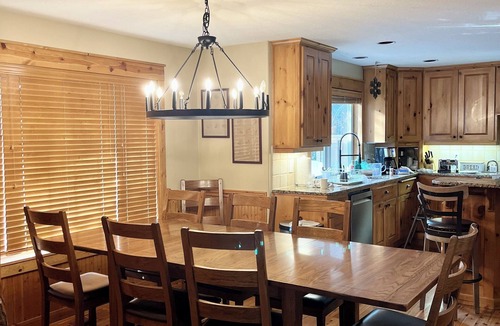 Deer Park House | Spacious 5-bedroom house with AC, WiFi, SHARC passes in beautiful Sunriver!