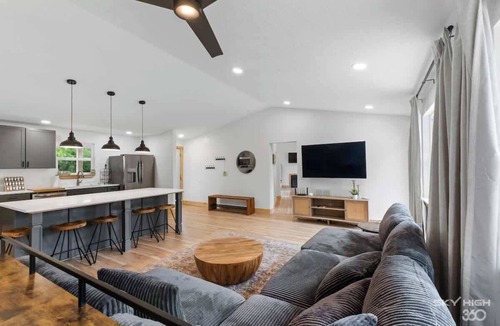 Holiday Island House | Spacious Home 5BR Near Marina&Eureka Fire Pit Deck