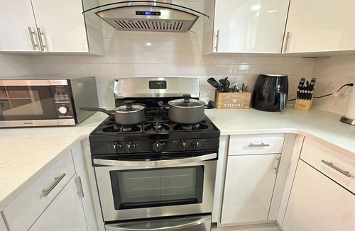 West Side House | Spacious Modern 3BR Free Parking 30 min to NYC