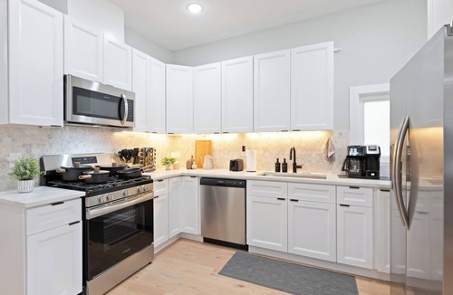 The Heights House | Spacious Modern 4BR Urban Retreat with Game Room, Yard, Near PATH train& NYC Bus