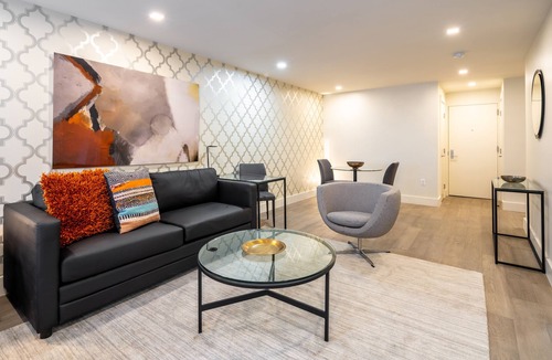 Ukrainian Village Apartment | Spacious Studio in Ideal Downtown Location