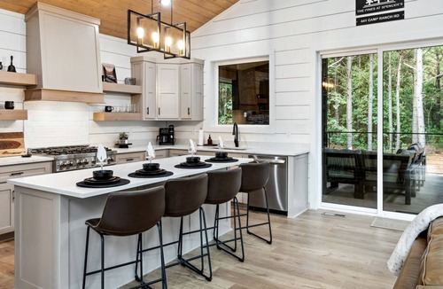 Hochatown Cabin | Splendid Intimate Cabin Great for a Romantic Getaway in Oklahoma