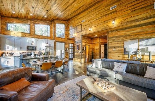 Hochatown Cabin | Stay & Unwind | 2 Kings, Playset, Arcade, Hot Tub