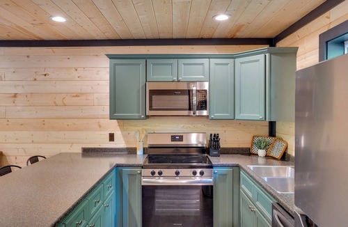 Murray Condo | Steps to Lake! Pet-Friendly Murray Retreat w/Deck