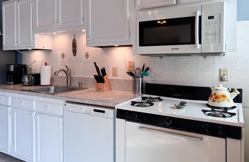 Union City Apartment | Stunning Empire State View - Apt # 4 - Sleeps 12! - 15 mins to NYC