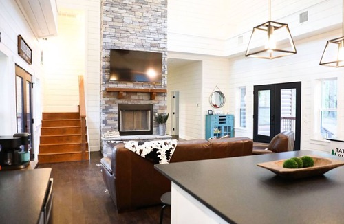 Hochatown Cabin | Stunning Farmhouse 1 mile to new casino sleeps 10 Hot Tub