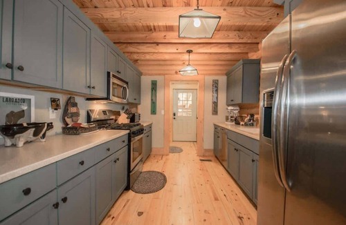 Zirconia House | Stylish 3BR Log Cabin w/Fire Pit | Near Trails | Free Tickets