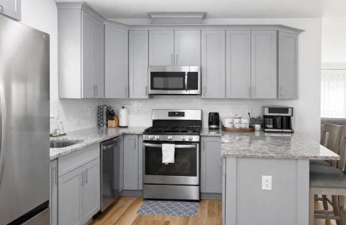 Elizabeth Apartment | Stylish Apt 3BR, Near NYC, EWR & Free Parking