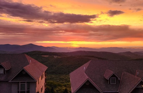Sugar Mountain Condo | Sugar Luxe– Spectacular Sunsets, Skiing, and Serenity