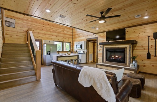 Golden Cabin | Summer Break Waterfront Hot Tub Fishing