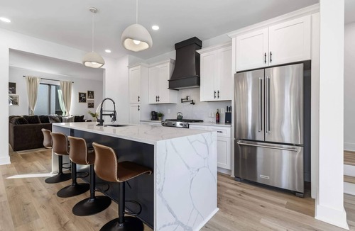 Hurwood Heights House | Summer rooftop hot tubs, skyline views, game zones near Broadway