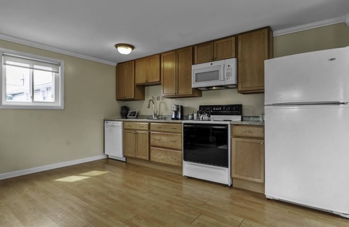 Tonawanda Apartment | Tasteful loft, work-friendly