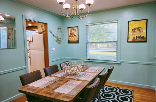 Donelson House | That 60's Place -Near Opry, Airport & Dwtn - 3bdrm - 85" TV - Step back in time!