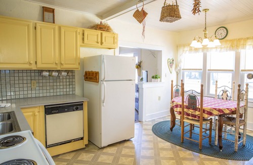 Lake Lure Hotel | The Chimney Rock Inn & Cottages