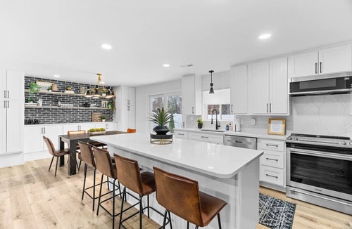 St. Charles House | The Getaway House | St Charles 4BR Sleeps 11 Game Room | Hot Tub | Mercer Stays