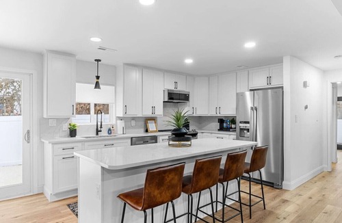 St. Charles House | The Getaway House | St Charles 4BR Sleeps 11 Game Room | Hot Tub | Mercer Stays
