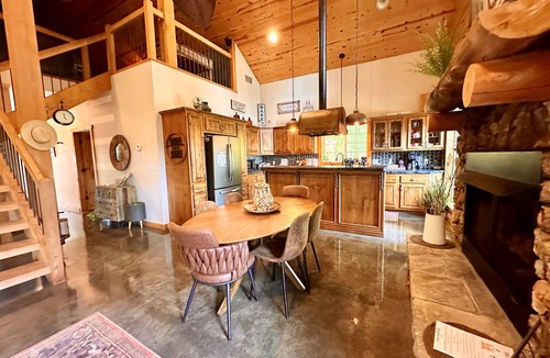 Imboden Cabin | The Hilltop + Hot Tub, Wi-Fi, & Fireplace. Amazing views!