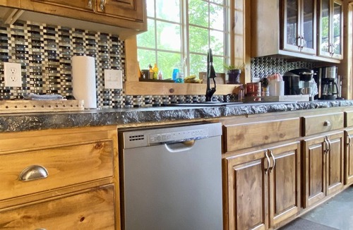 Imboden Cabin | The Hilltop + Hot Tub, Wi-Fi, & Fireplace. Amazing views!