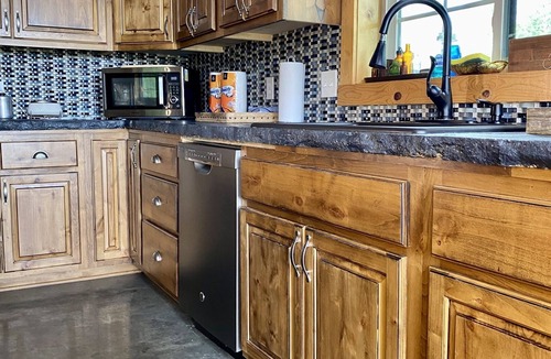 Imboden Cabin | The Hilltop + Hot Tub, Wi-Fi, & Fireplace. Amazing views!