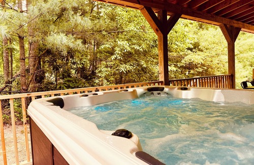 Skyland House | THE HIVE Asheville 6 BR Hot Tub, Sauna, Skee-Ball, Zipline, Arcade, Ninja Course