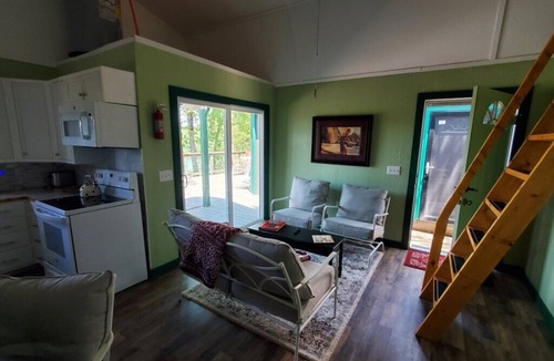 Royal Cabin | The Juniper ~ Cabin Fourteen ~ Pet Friendly ~ Lakefront