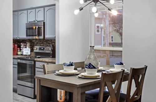 Uptown House | The La Petite Haven of Woodlawn w/Backyard Lounge