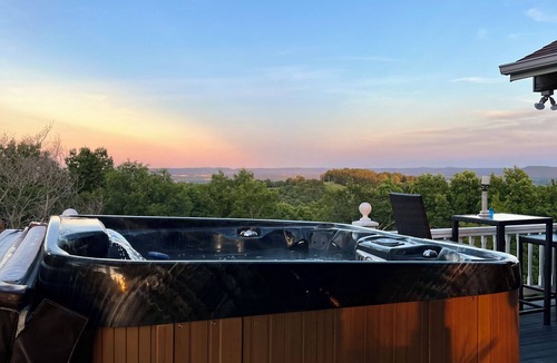 Eureka Springs House | The Lookout House at The Bluebird - 4 bedroom, pet friendly, hot tub, views!
