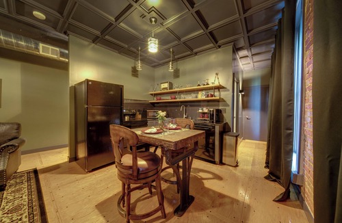 Sedalia Apartment | The Lounge - Vintage Loft Apartment