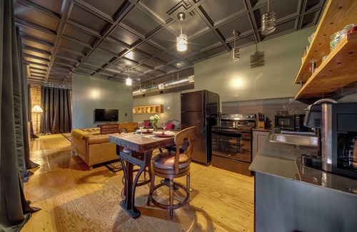 Sedalia Apartment | The Lounge - Vintage Loft Apartment