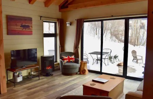 West Hartford Cottage | “The Maple Moose”, modern cabin near Woodstock