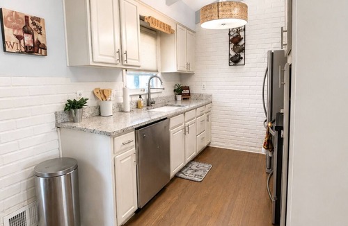Parkville House | The Nest KC/Spacious 4BR/11 Min from Airport/Fire pit