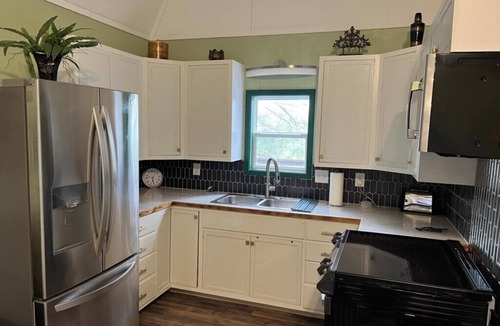 Royal Cabin | The Pine ~ Lakefront Cabin ~ Swim Dock ~ Pet Friendly ~ Near Hot Springs