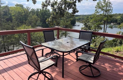 Royal Cabin | The Redbud ~ Cabin Seventeen ~ Lake View ~ Pet Friendly