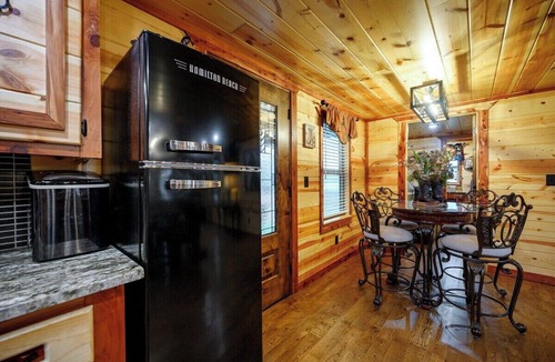 Golden Cabin | The Riverman House, Broken Bow