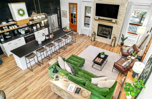 Broken Bow Cabin | The Roasted Marshmallow-LUXURY Cabin-Couples-Small Family-HotTub-Swings-CornHole