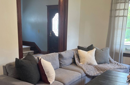 Cape Girardeau House | THE THOMAS! Large, Private home-Salon and shop included, Perfect for parties!