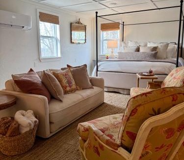 Eureka Springs House | The Wing - luxurious king suite tiny studio home!