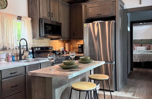 Cadiz Cottage | TJS Lake Getaway is a cozy and welcoming retreat within a mile from Lake Barkley