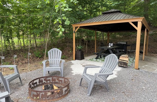 Cadiz Cottage | TJS Lake Getaway is a cozy and welcoming retreat within a mile from Lake Barkley