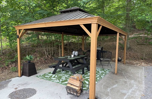 Cadiz Cottage | TJS Lake Getaway is a cozy and welcoming retreat within a mile from Lake Barkley