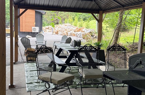 Cadiz Cottage | TJS Lake Getaway is a cozy and welcoming retreat within a mile from Lake Barkley