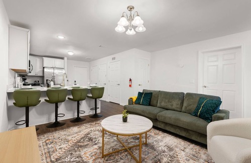 Newark Condo | Traveler Haven XL - NYC & NWK w/free parking