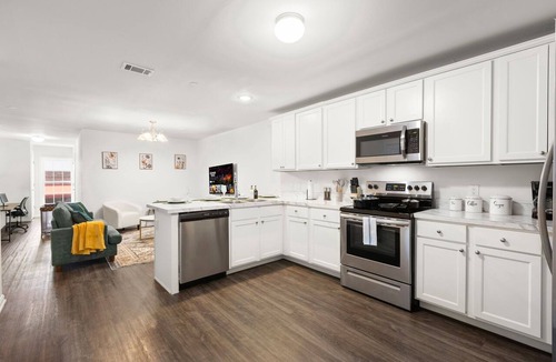 Newark Condo | Traveler Haven XL - NYC & NWK w/free parking