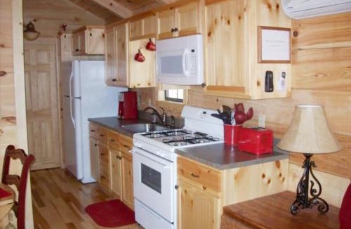 Hendersonville House | Treetops Cabin-Peaceful 1BR 20-Acre Rural Retreat-HotTub-WiFi-Near Asheville