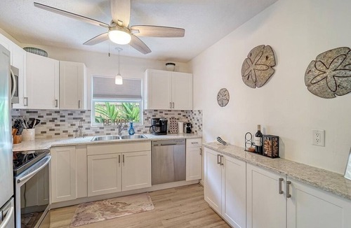 Laurel Park Villa | Tropical Heart Villa is walking distance to Downtown and a 5 min drive to Beach!