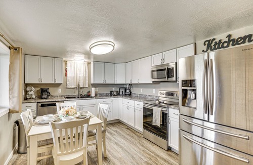Clinton House | Truman Lake Retreat: Relax and Unwind