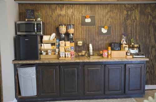 Brownsville Hotel | Two Airy & Relaxing 2 Queen Bed Room with All the Essentials for a Fun Stay