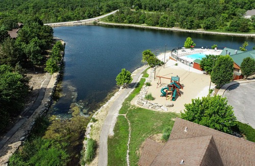 Reeds Spring Cabin | Updated Branson Cabin by StoneBridge Lake!